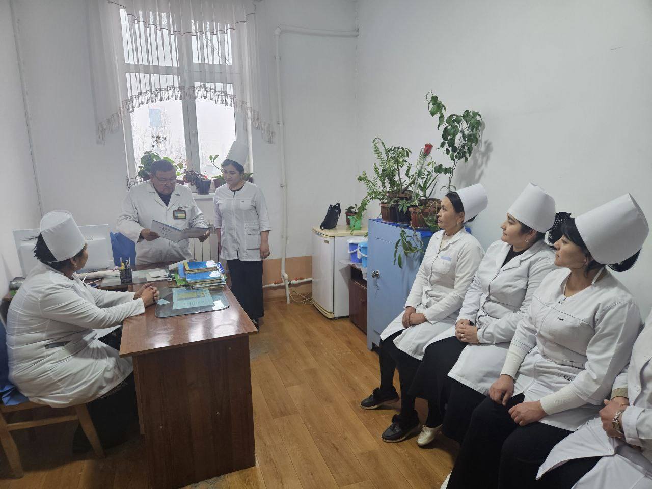 Кугай худудий поликлиникаси оила шифокорларига туман эндокринологи Н.Мамажонов томонидан эндокринологик касалликларни 6 та ноозология буйича кулланма китоб буйича ва ДМЕД тизими буйича ишлаш жараёнлари урганилди, тушунтириш олиб борилди