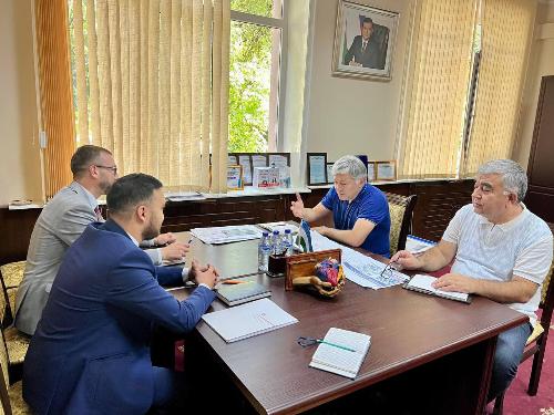 Inson qadri uchun!28.09.2023 Akademik Yo.X.To‘raqulov  nomidagi Respublika endokrinologiya ilmiy-amaliy tibbiyot markazida Polsha Respublikasining O‘zbekiston Respublikasidagi Elchisi o‘rinbosari Markin Vakar bilan muzokaralar o‘tkazdi.