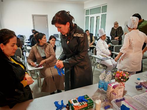 For human dignity! V.N. Chekmanov, an employee of RSSPMCE named after Academician E.H. Turakulov, who was trained in Dusseldorf, Germany, held a training seminar “School of Diabetes” on February 13, 2025 for nurses of endocrinology clinics in Khorezm regi