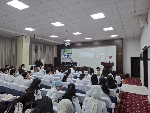 An international expert delivered a lecture on "Management in Medicine" for our center's clinical residents, and a discussion was also held on new development plans for young specialists.