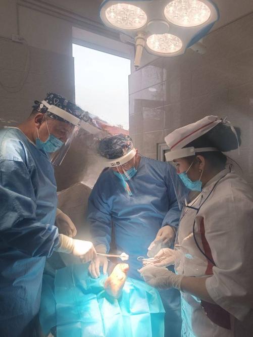 Toshkent viloyati Endokrinologiya dispanseri xirurg endokrinologlari tuman shaxar tibbiyot birlashmalari jarroxlari bilan xamkorlikda Qandli diabetning diabet to‘pigi asoratidan aziyat chekayotgan bemorlarni joylarni o‘ziga borib jarroxlik amaliyotlarini 
