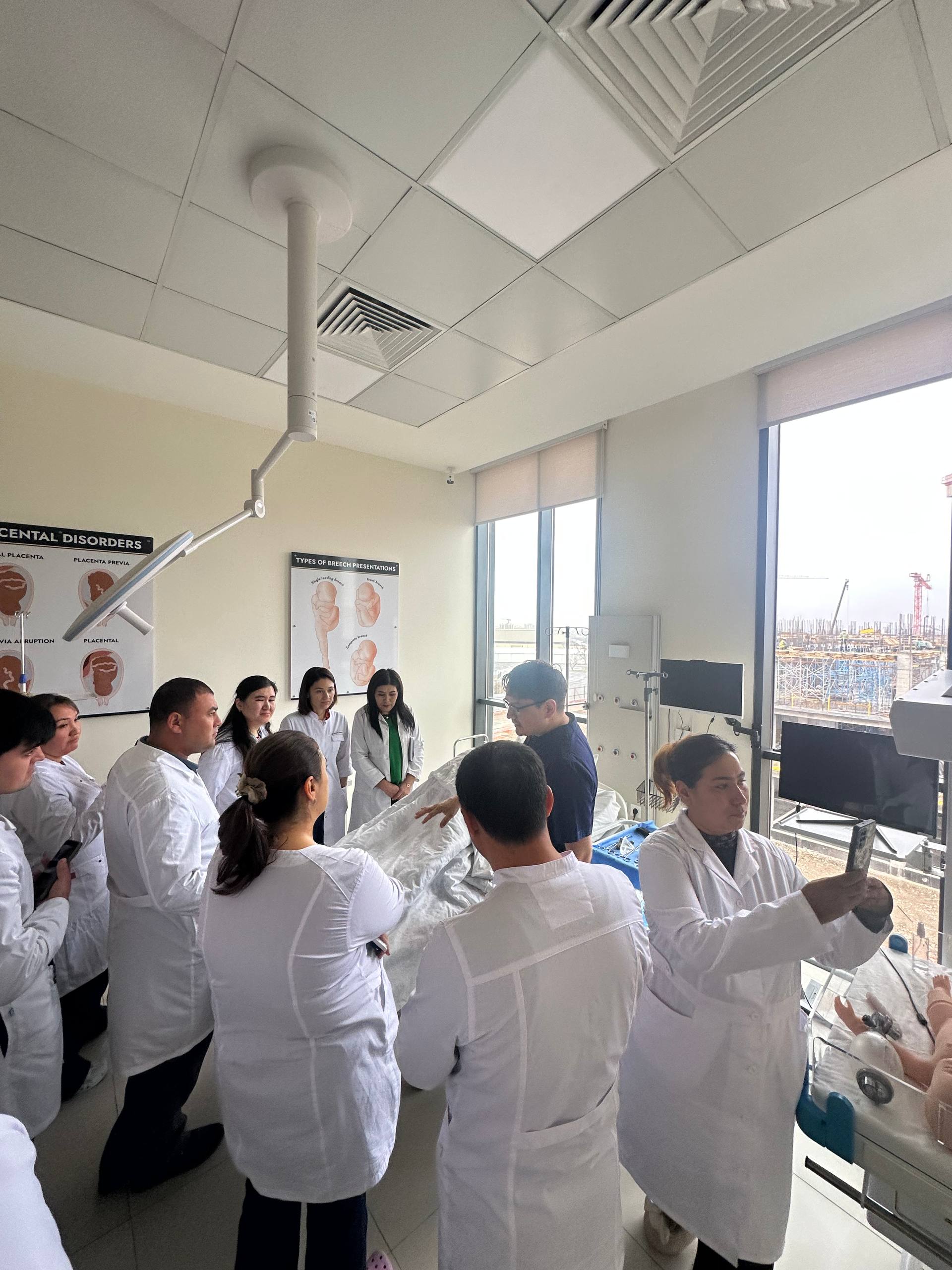 Жорий йилдан бошлаб РИЭИАТМга қайта тайёрлаш учун келган шифокорлар университетнинг CAU симуляция марказида амалиёт ўтайдилар